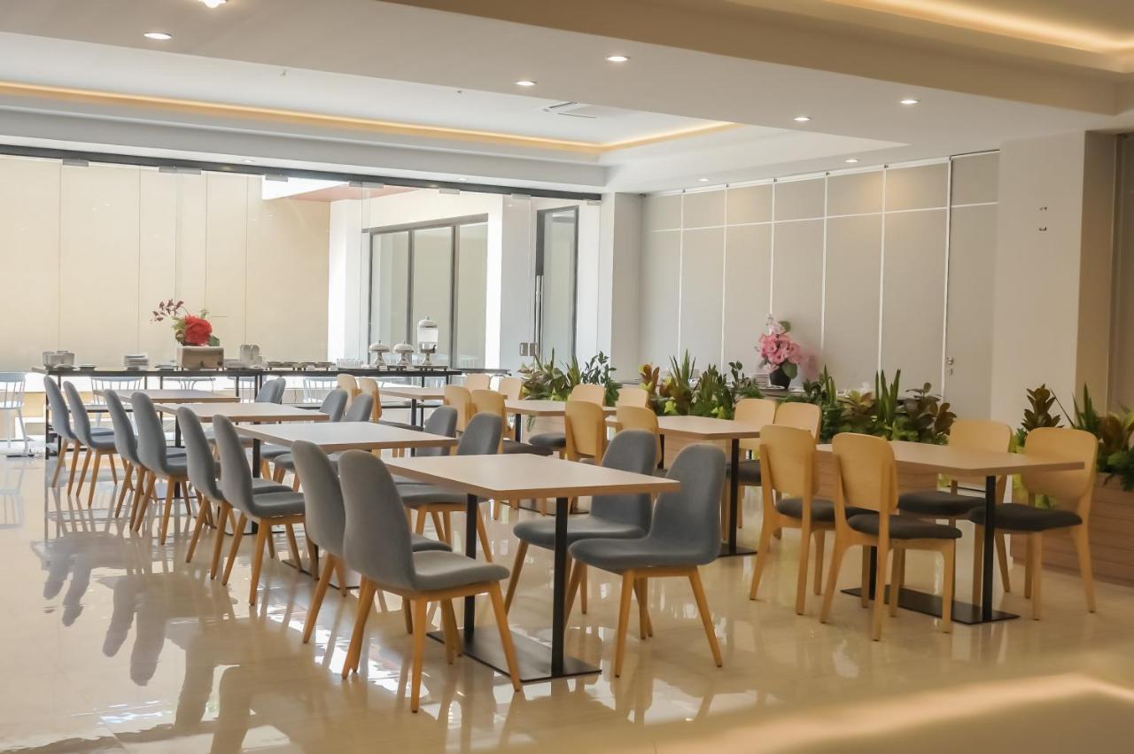 Front One King Hotel Tuban Tuban  Extérieur photo