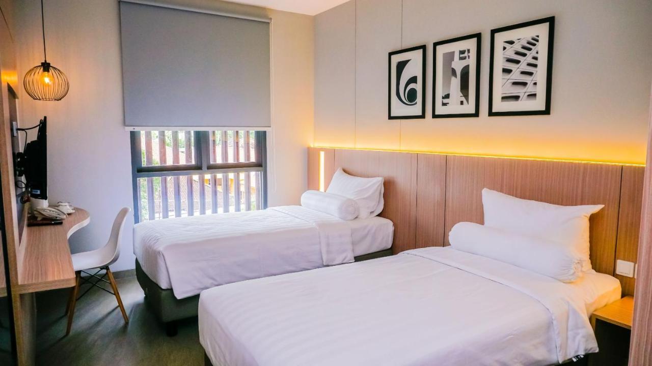 Front One King Hotel Tuban Tuban  Extérieur photo