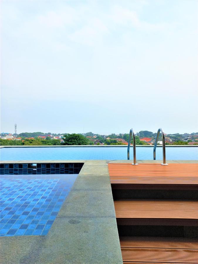Front One King Hotel Tuban Tuban  Extérieur photo