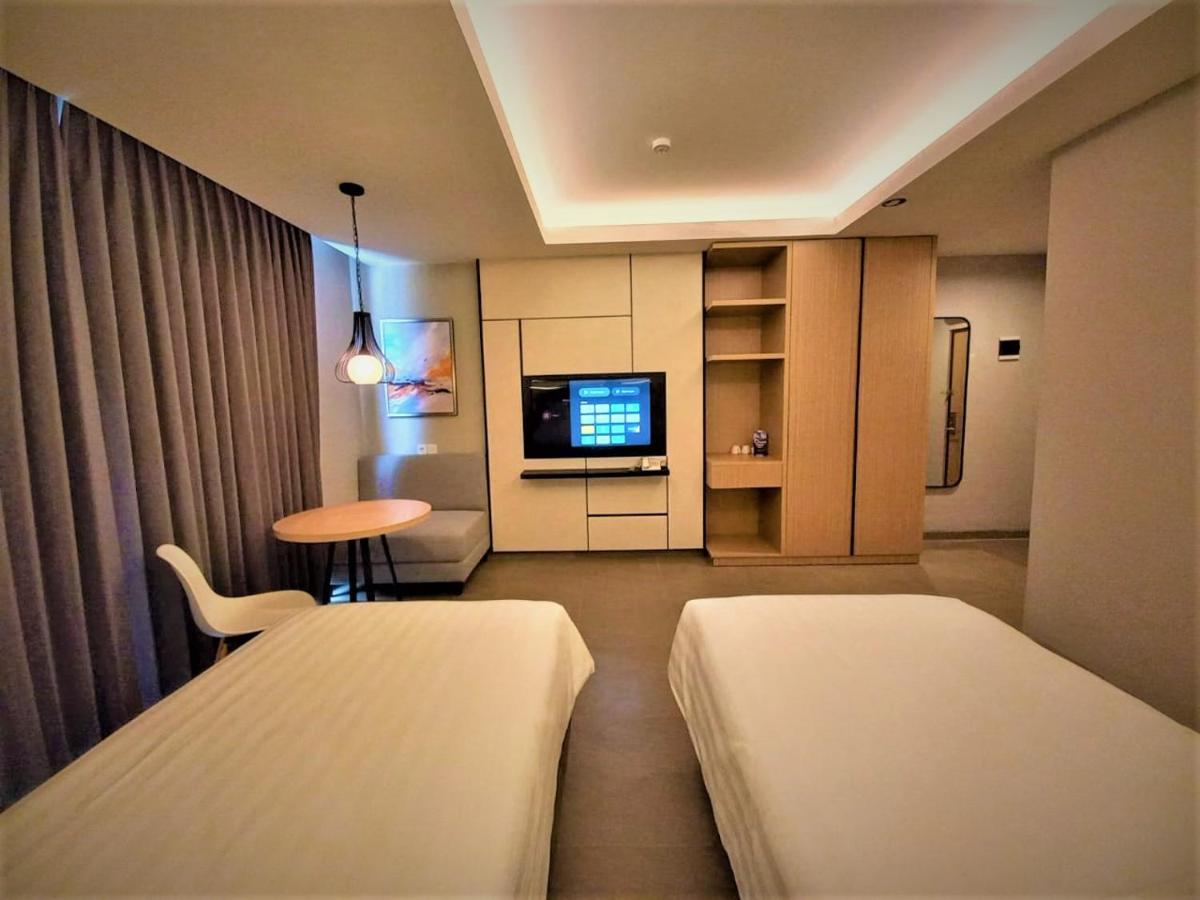 Front One King Hotel Tuban Tuban  Extérieur photo