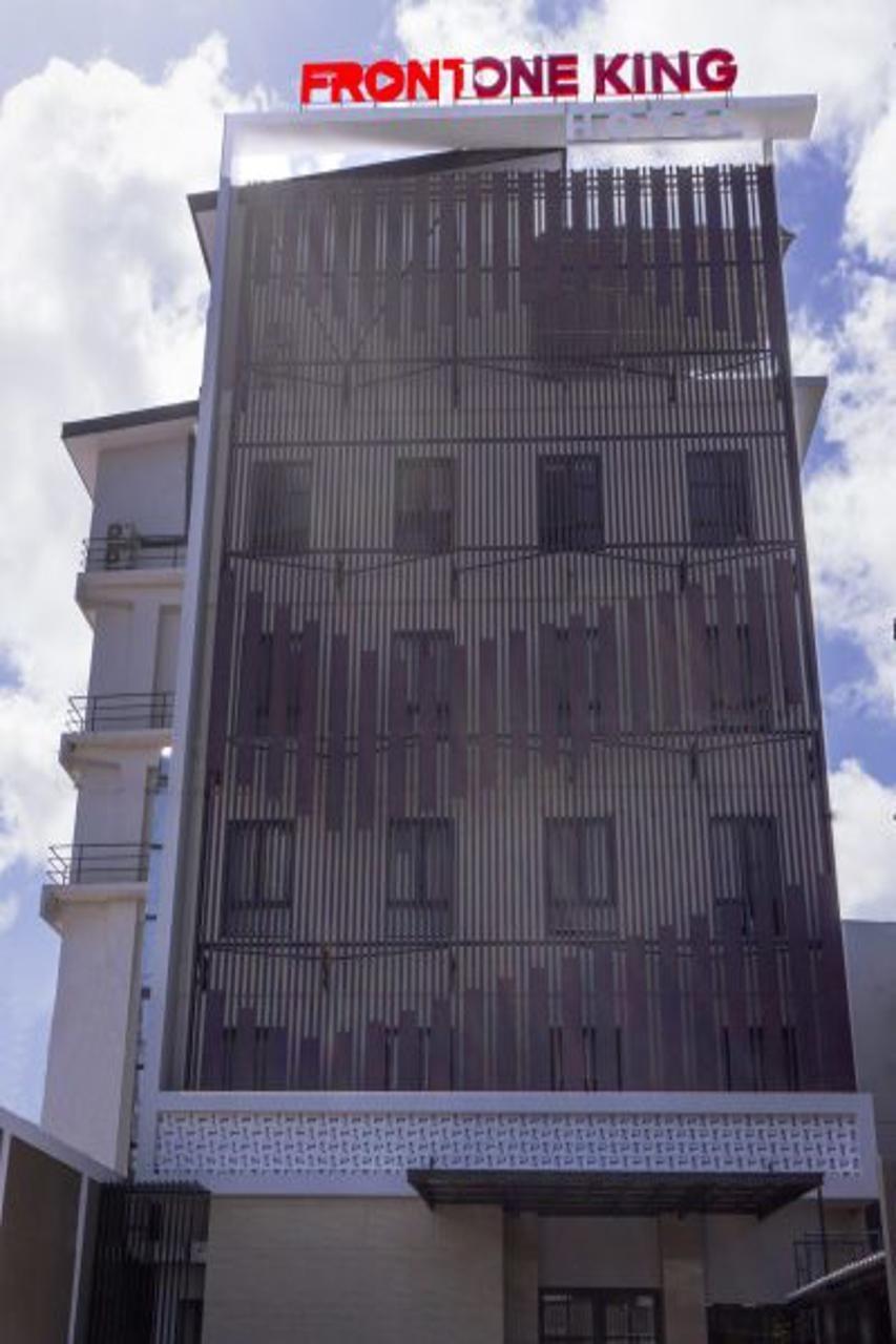 Front One King Hotel Tuban Tuban  Extérieur photo