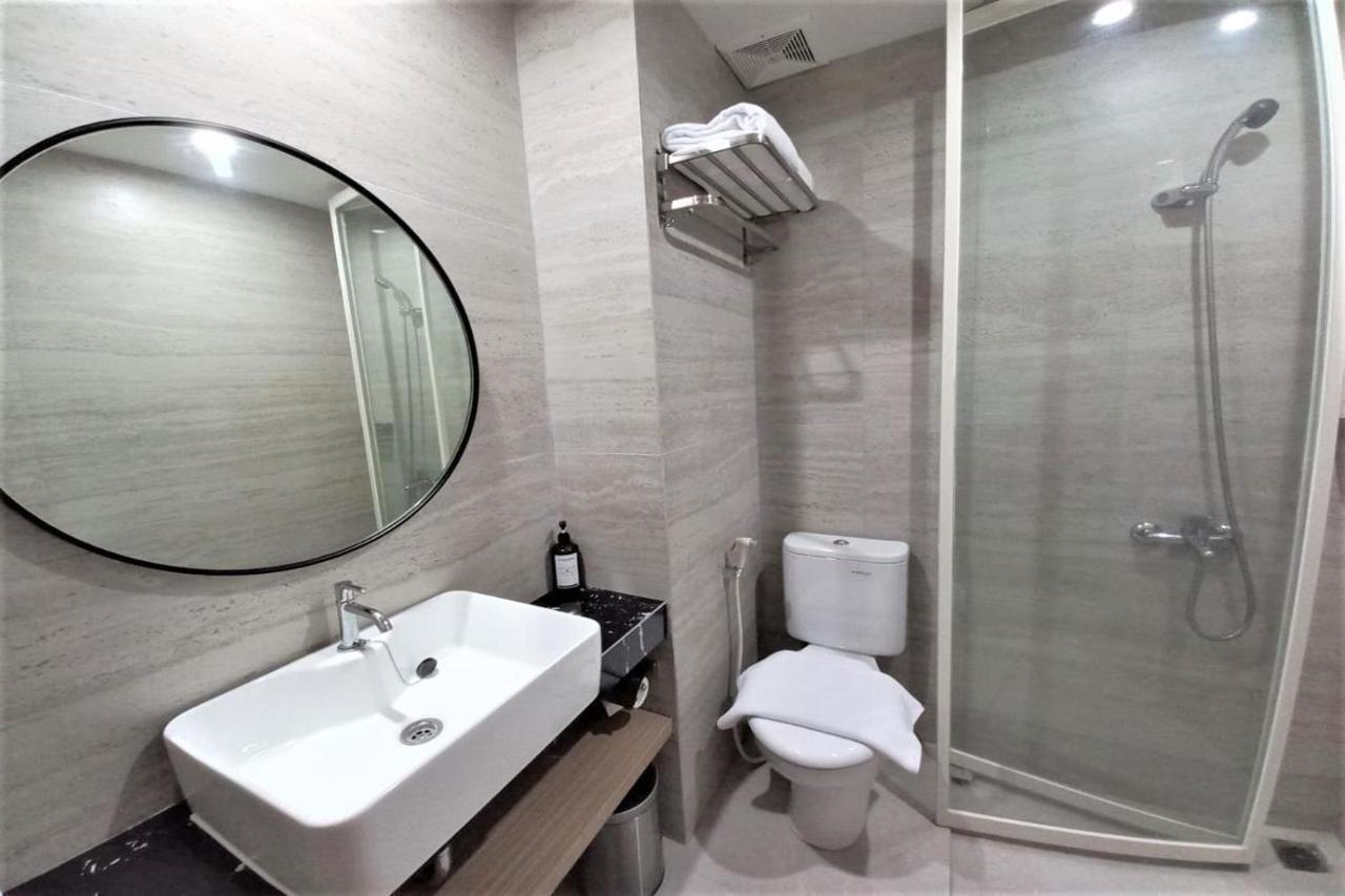 Front One King Hotel Tuban Tuban  Extérieur photo