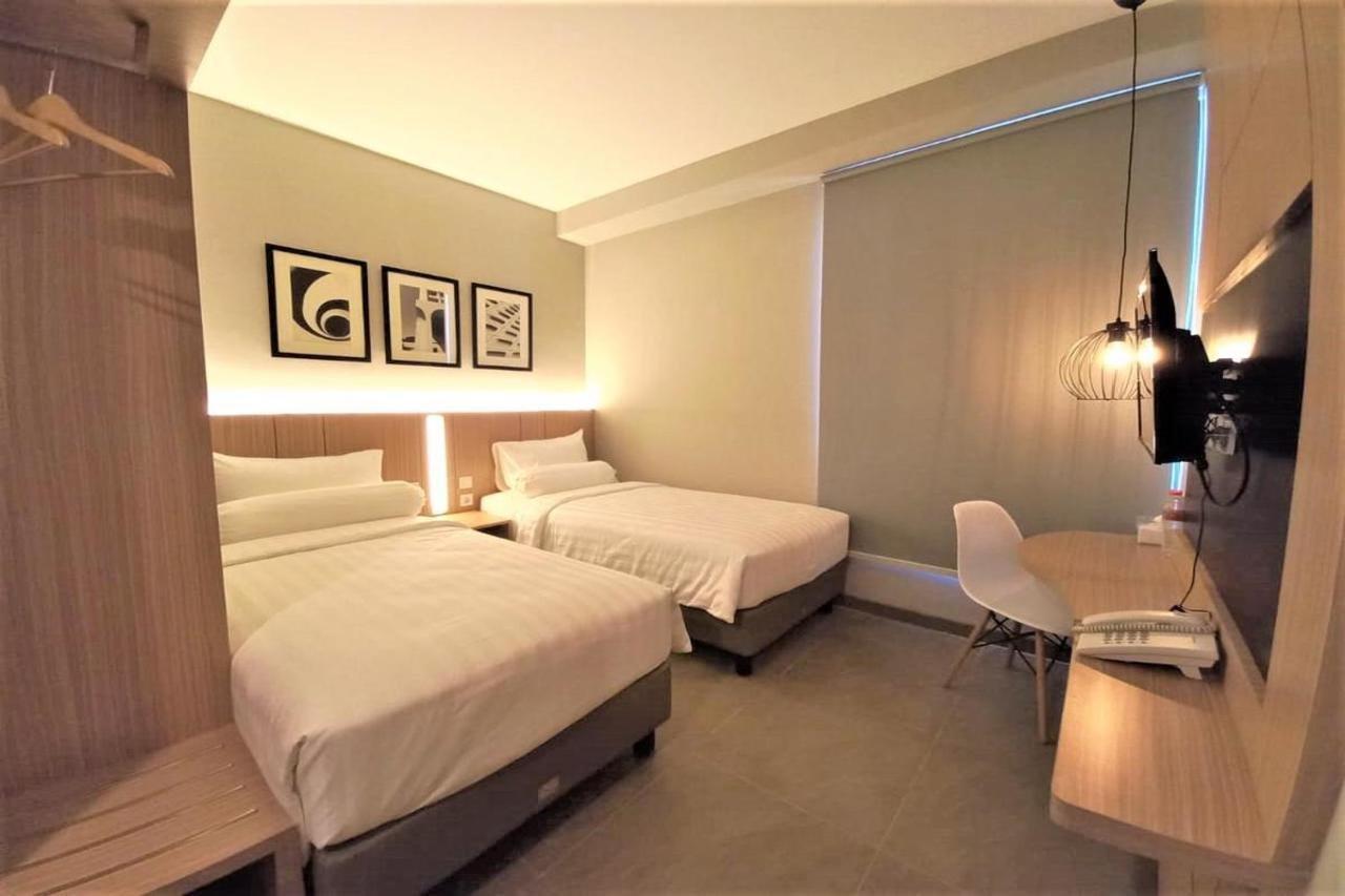 Front One King Hotel Tuban Tuban  Extérieur photo