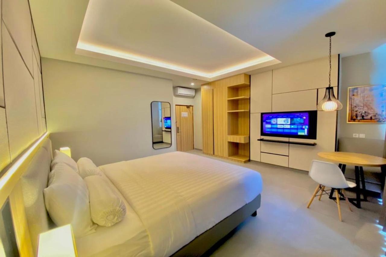 Front One King Hotel Tuban Tuban  Extérieur photo