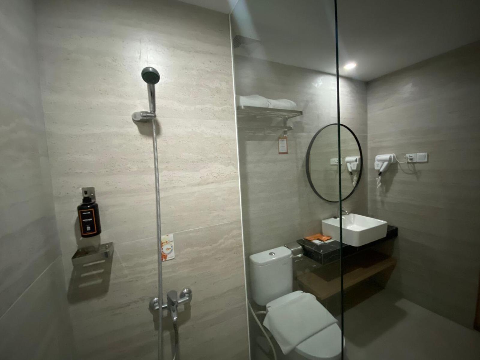 Front One King Hotel Tuban Tuban  Extérieur photo