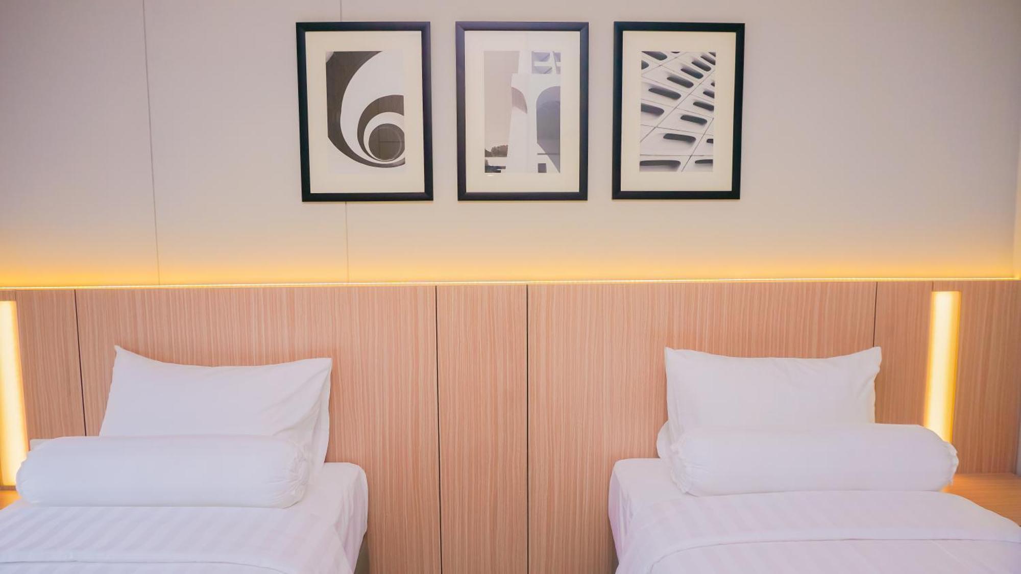 Front One King Hotel Tuban Tuban  Extérieur photo